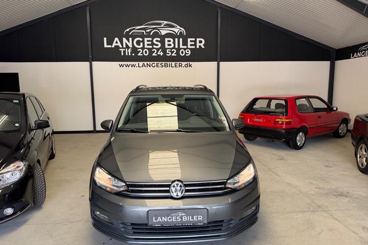 Grå VW Touran fra 2018