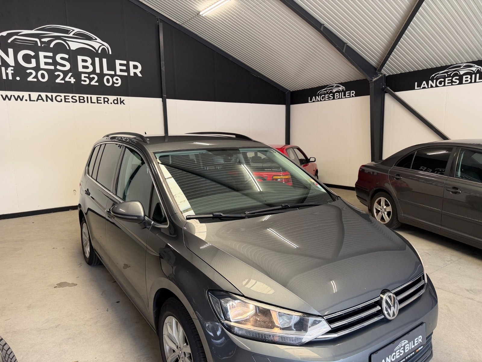 Grå VW Touran fra 2018