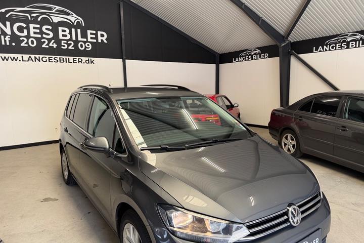 Grå VW Touran fra 2018