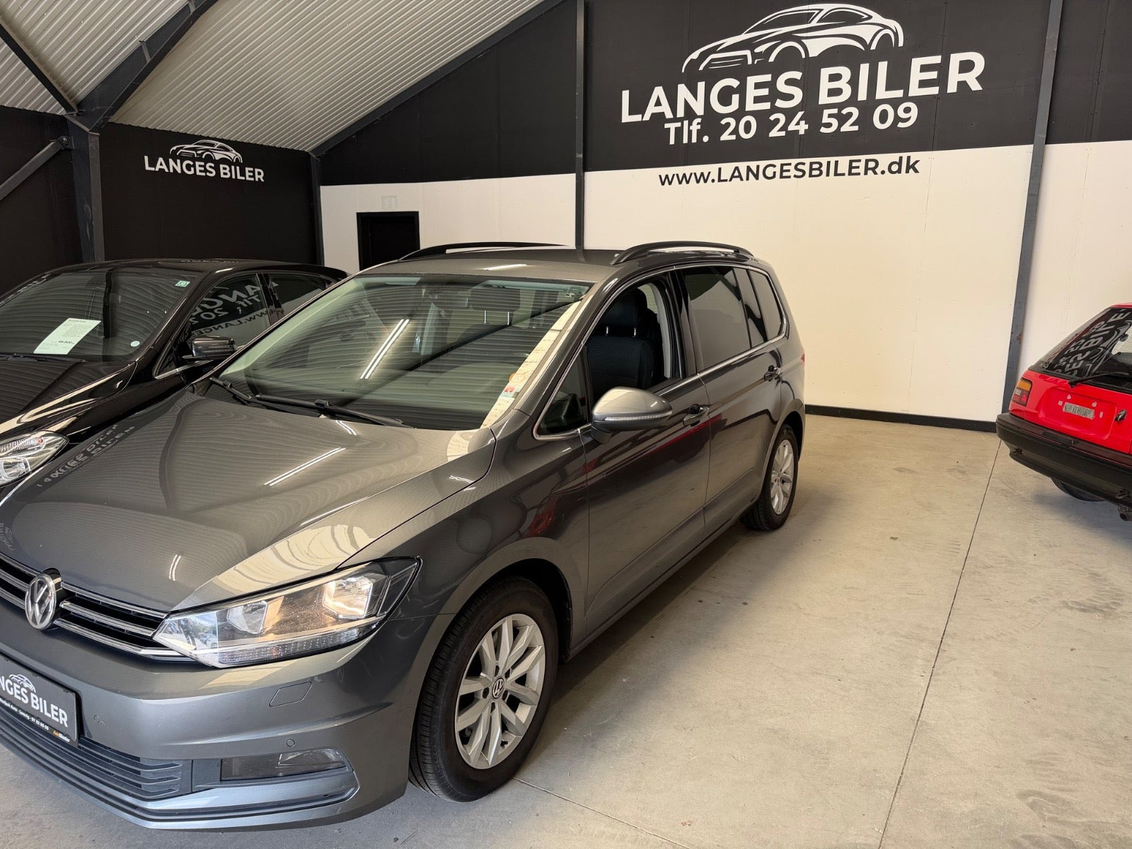 Grå VW Touran fra 2018