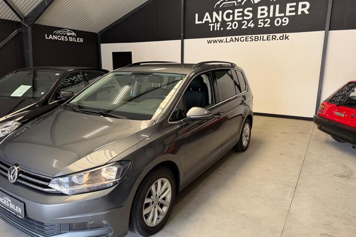 Grå VW Touran fra 2018