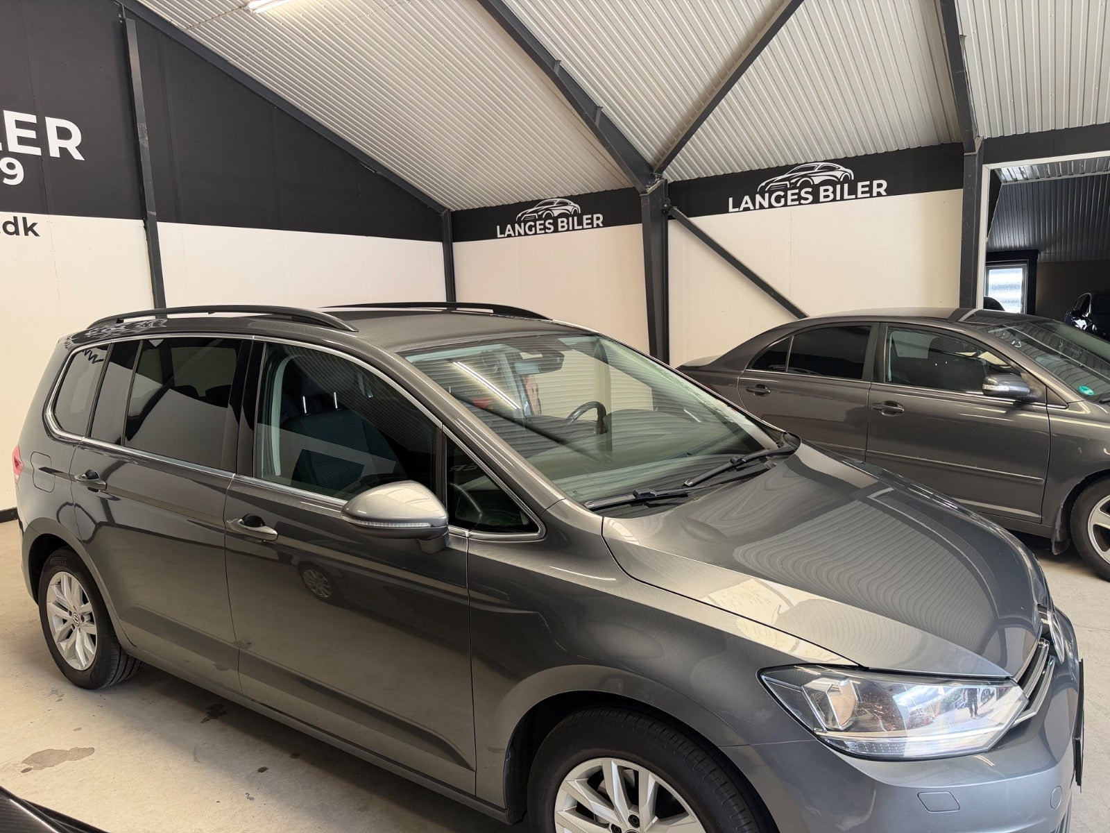 Grå VW Touran fra 2018