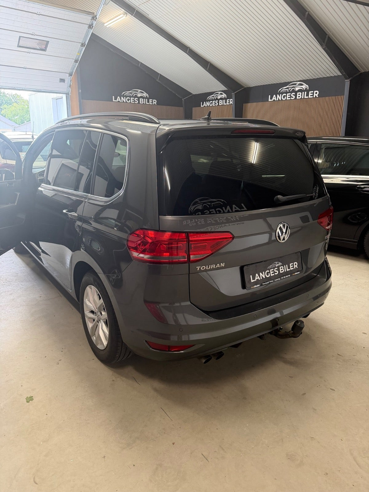 Grå VW Touran fra 2018