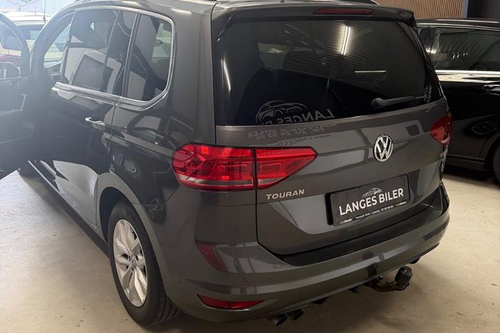 Grå VW Touran fra 2018