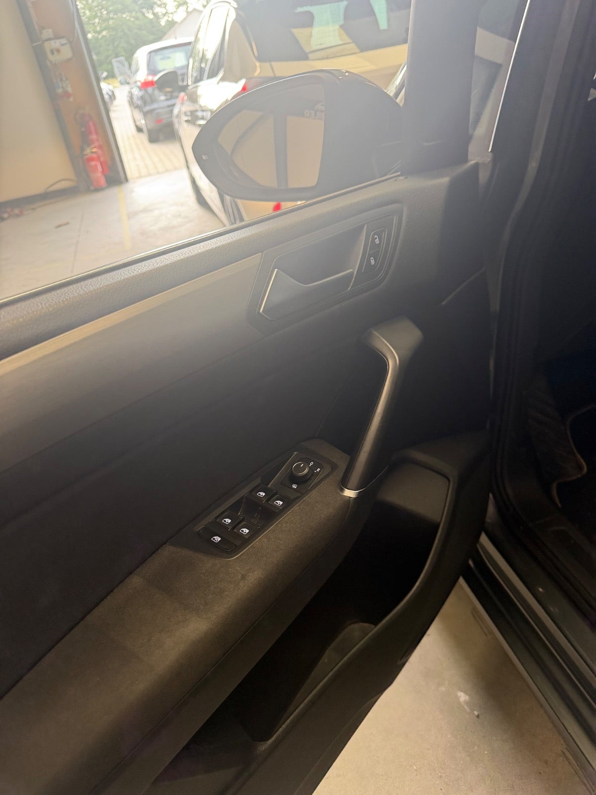 Grå VW Touran fra 2018