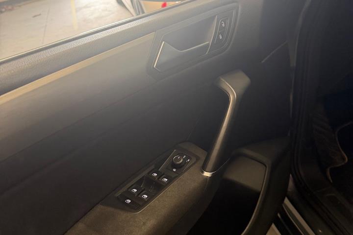 Grå VW Touran fra 2018