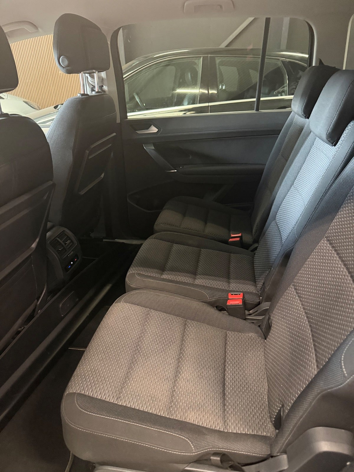 Grå VW Touran fra 2018