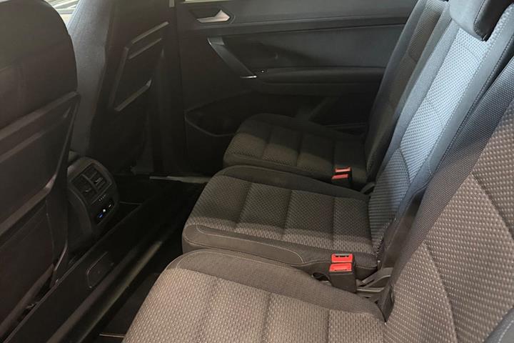 Grå VW Touran fra 2018