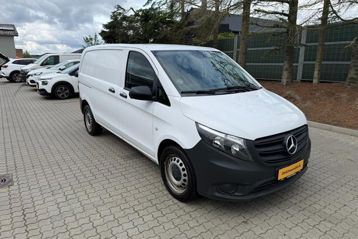 Hvid Mercedes Vito 114 fra 2023