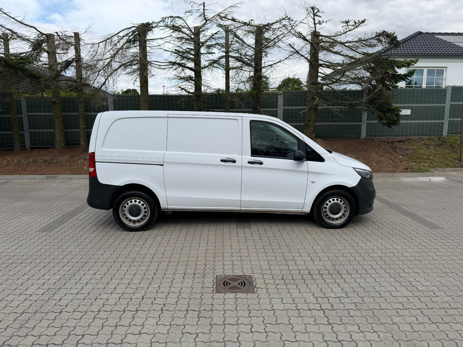 Hvid Mercedes Vito 114 fra 2023