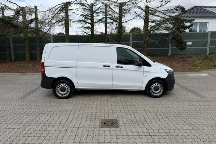 Hvid Mercedes Vito 114 fra 2023