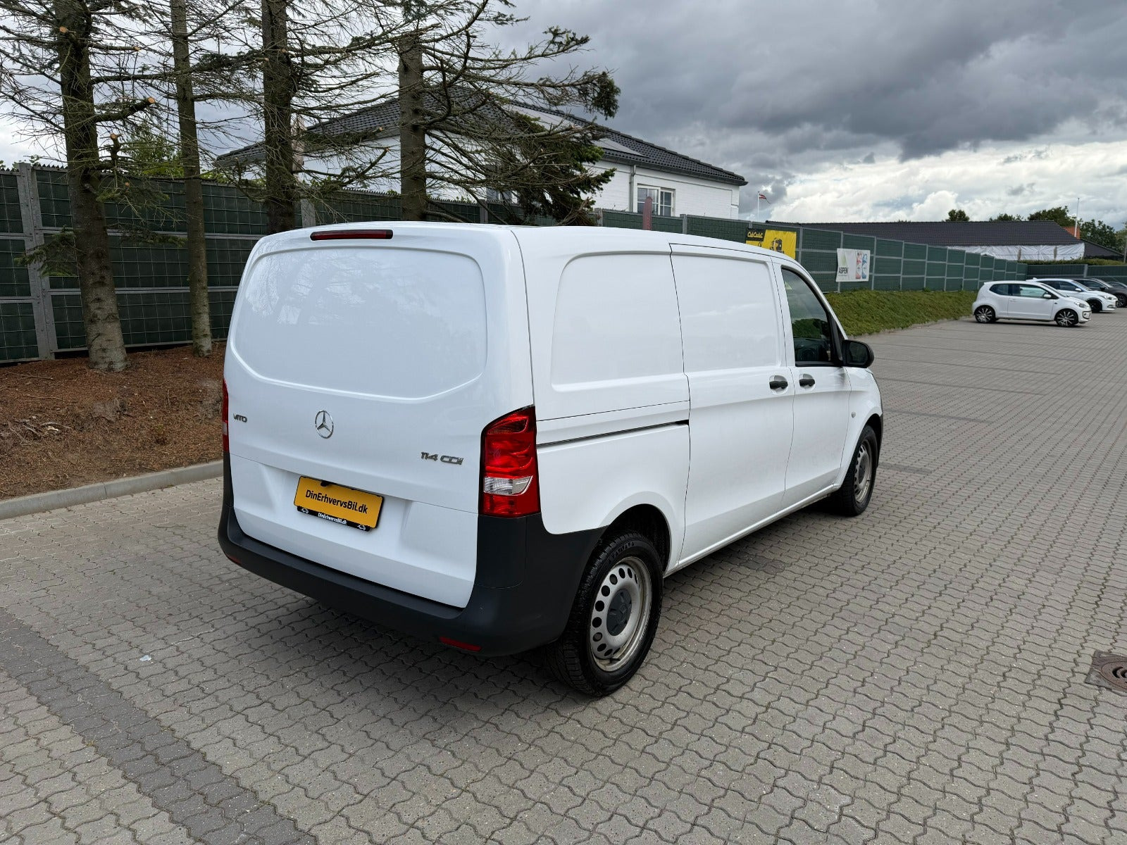 Hvid Mercedes Vito 114 fra 2023