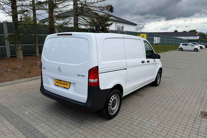 Hvid Mercedes Vito 114 fra 2023