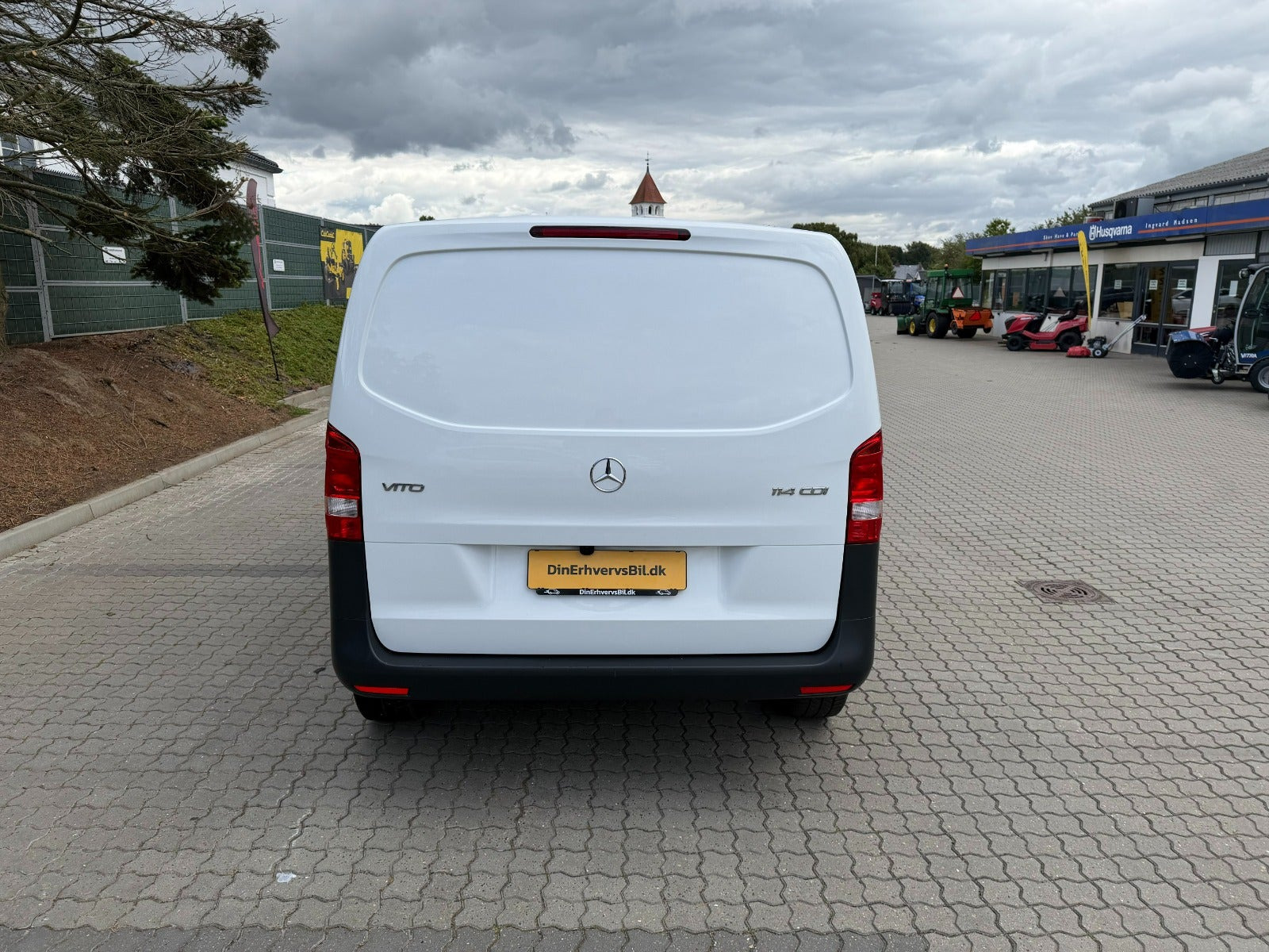 Hvid Mercedes Vito 114 fra 2023