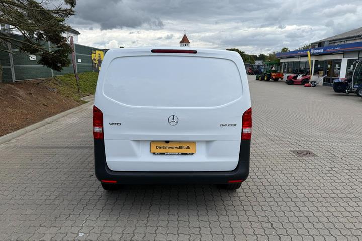 Hvid Mercedes Vito 114 fra 2023