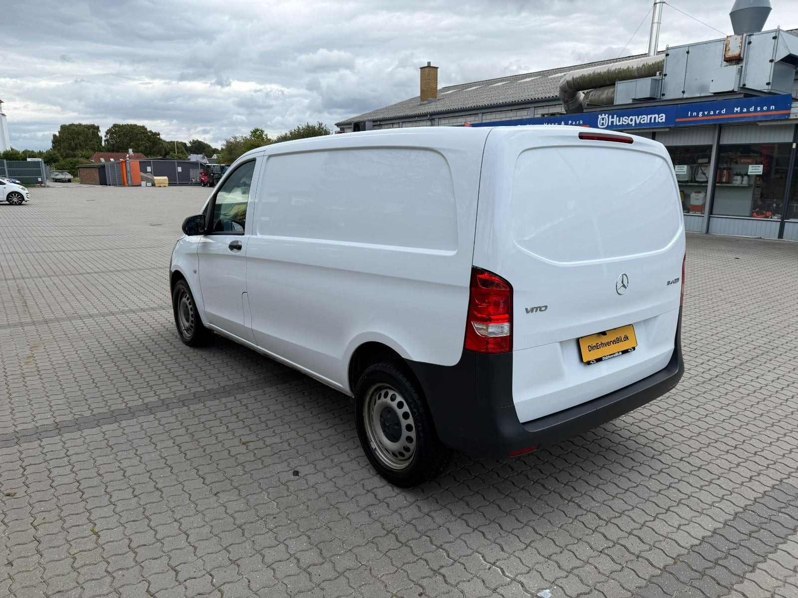 Hvid Mercedes Vito 114 fra 2023
