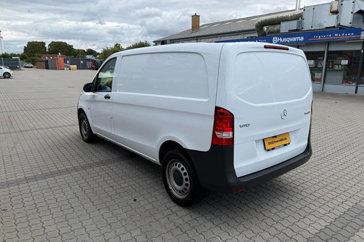 Hvid Mercedes Vito 114 fra 2023