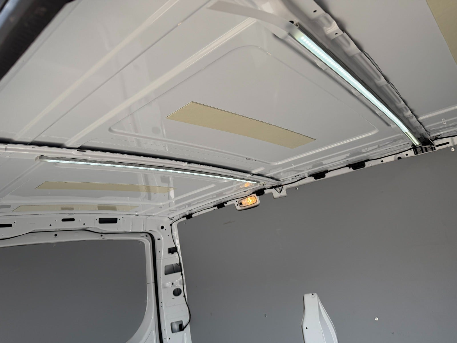 Hvid Mercedes Vito 114 fra 2023