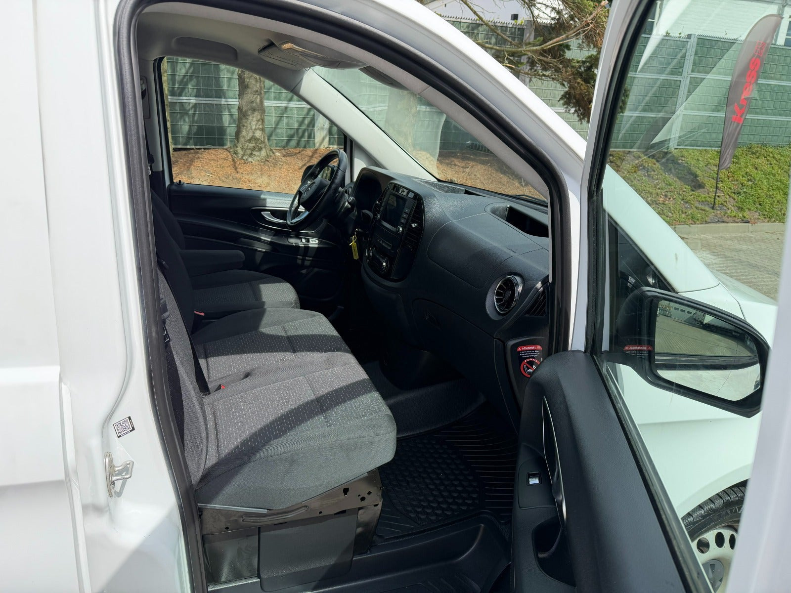 Hvid Mercedes Vito 114 fra 2023