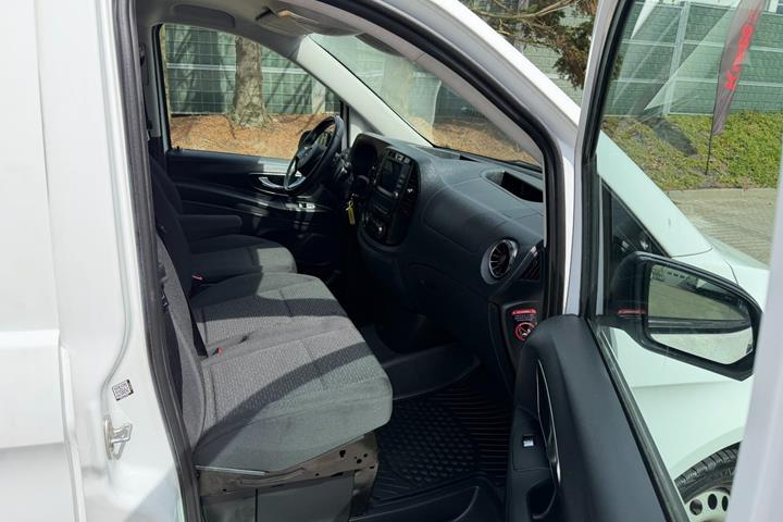 Hvid Mercedes Vito 114 fra 2023