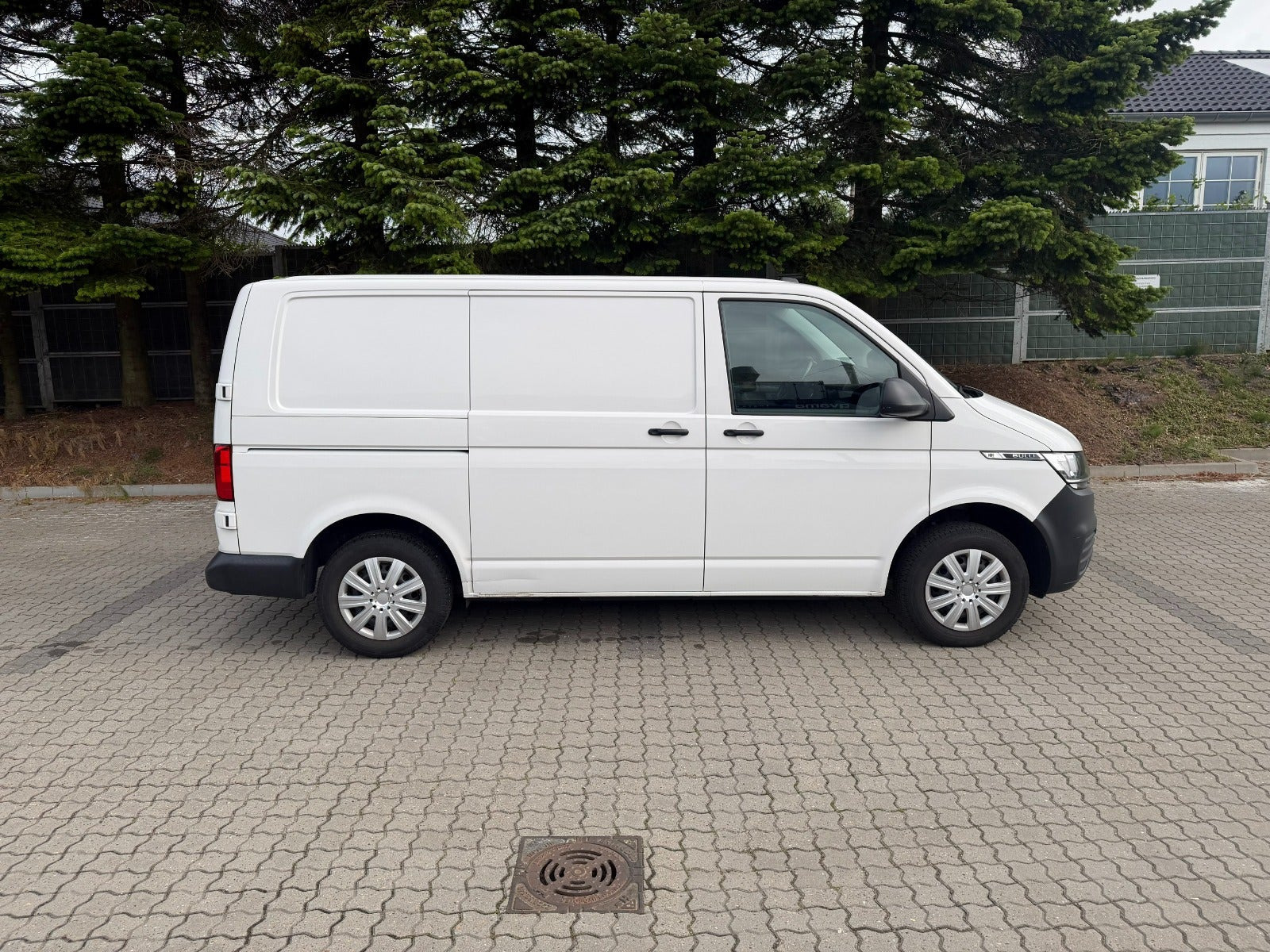Hvid VW Transporter fra 2022