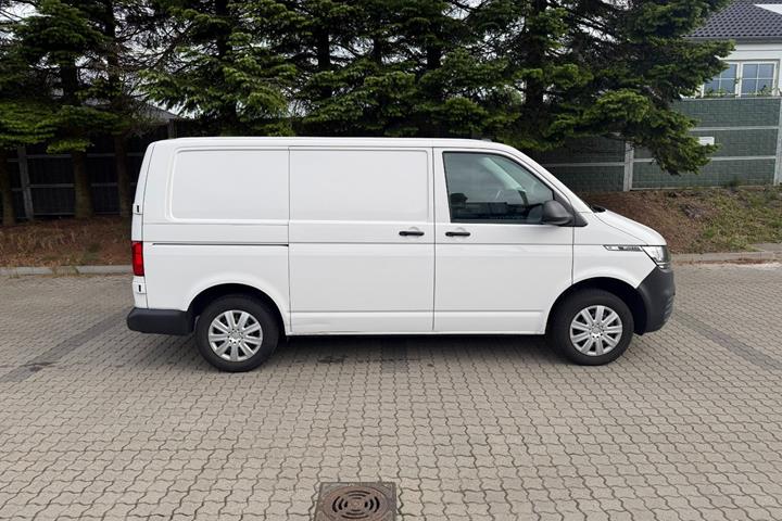 Hvid VW Transporter fra 2022