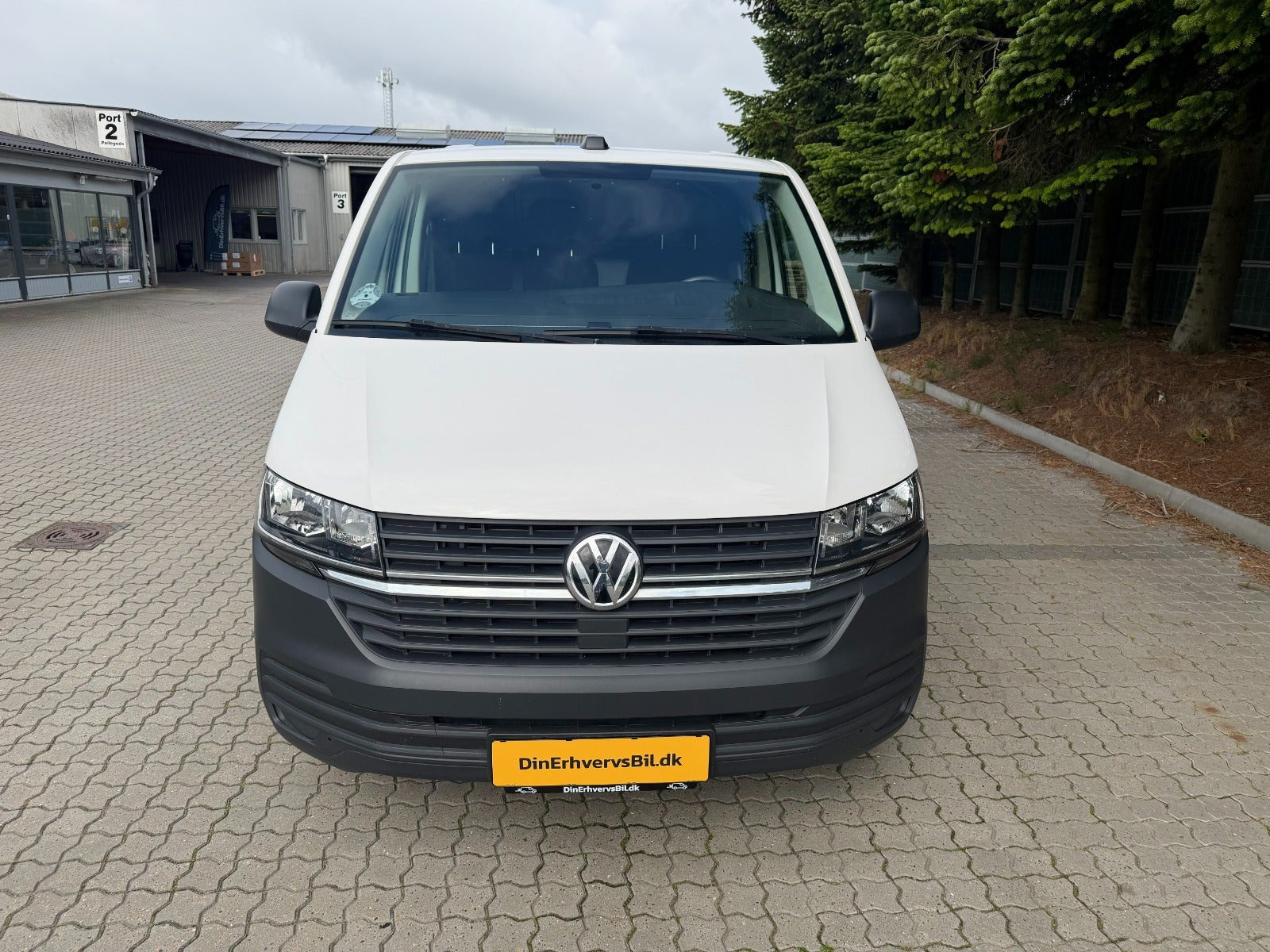Hvid VW Transporter fra 2022
