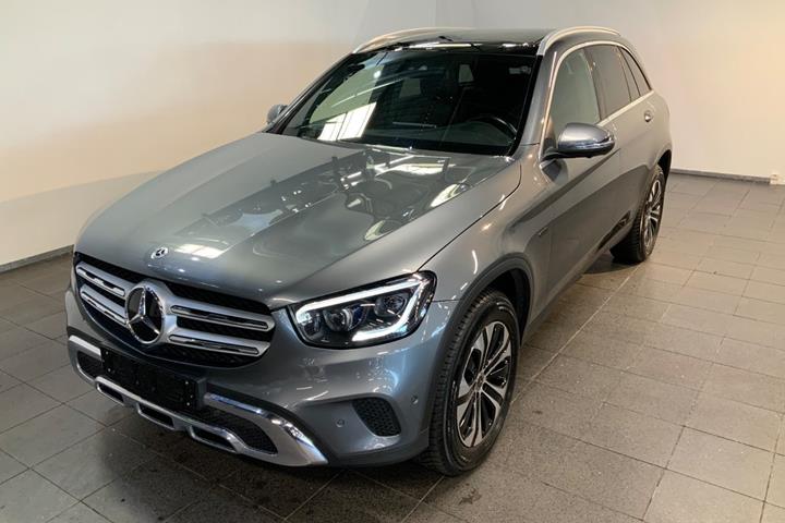 Grå Mercedes GLC300 e fra 2021 set udefra