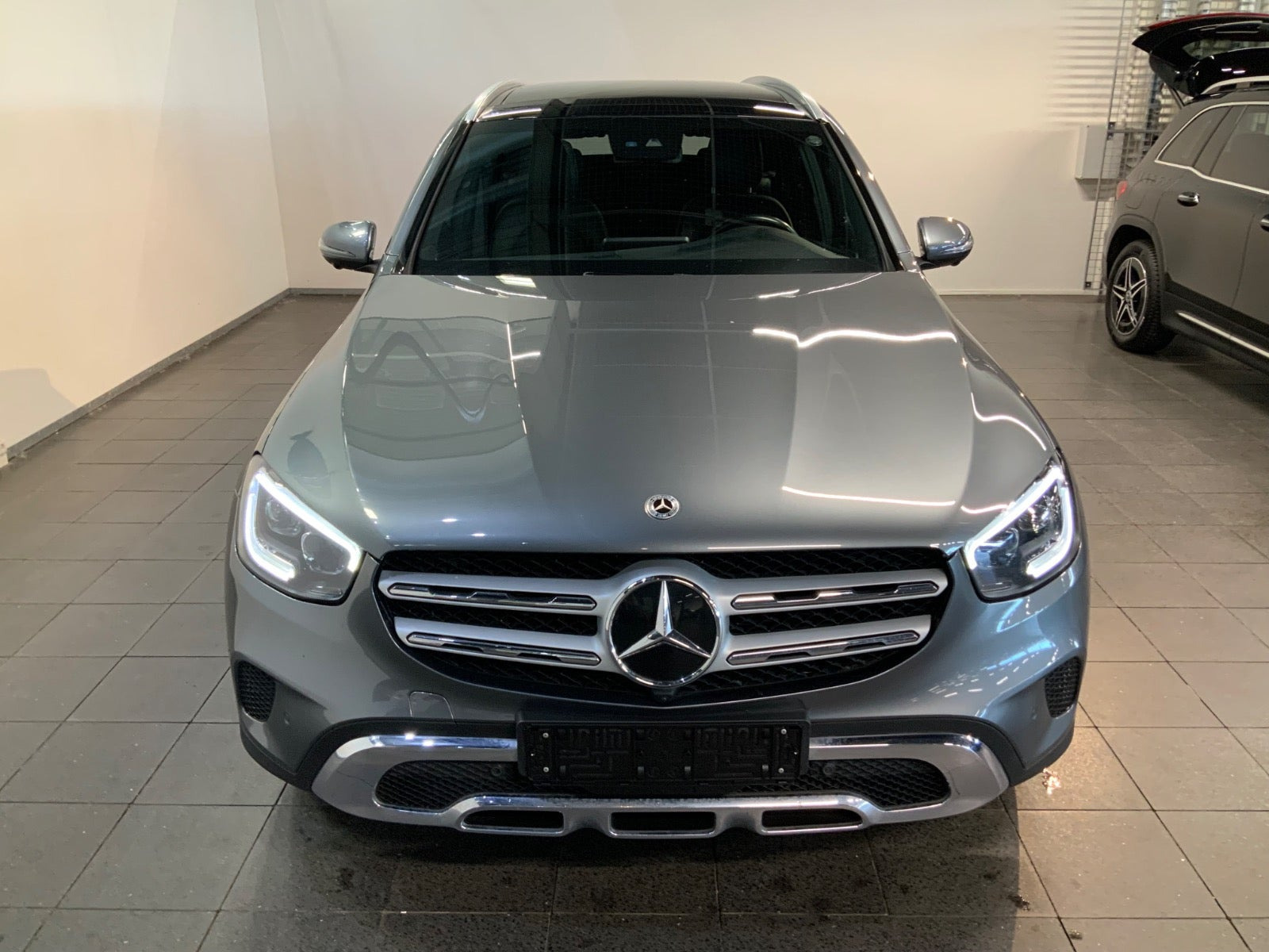 Grå Mercedes GLC300 e fra 2021