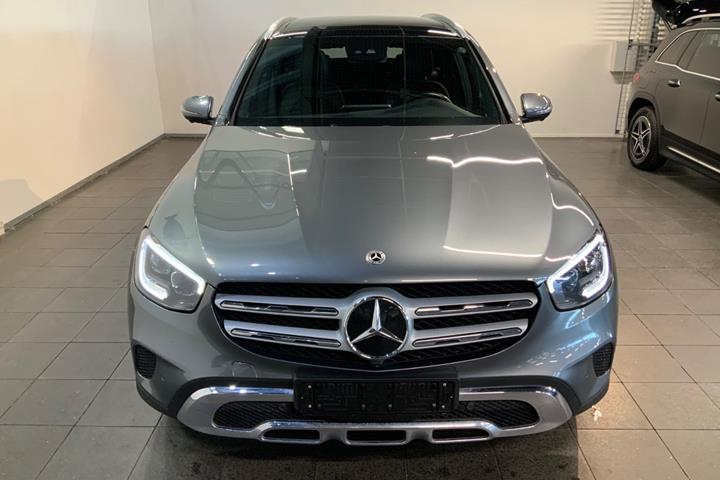 Grå Mercedes GLC300 e fra 2021