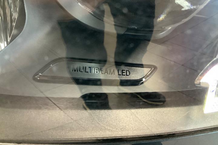 Grå Mercedes GLC300 e fra 2021