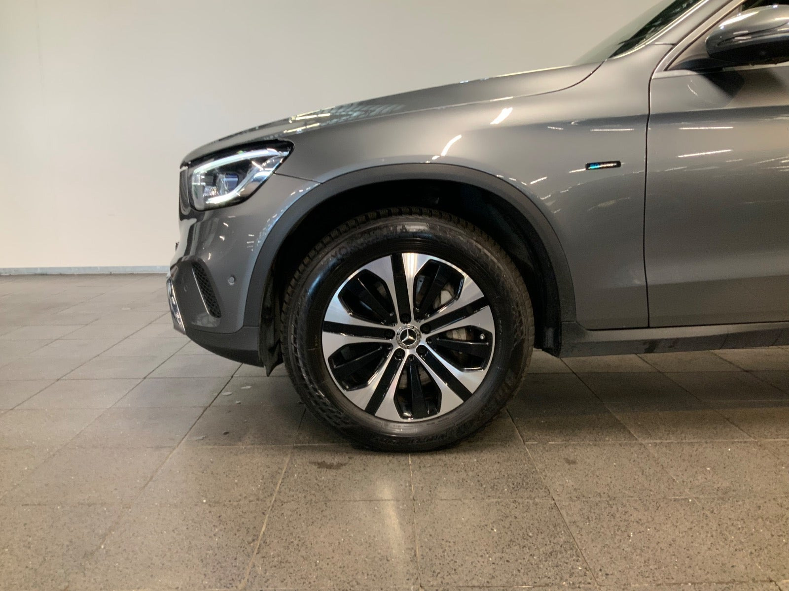 Grå Mercedes GLC300 e fra 2021