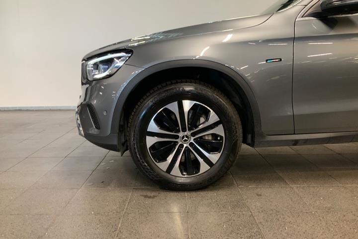 Grå Mercedes GLC300 e fra 2021