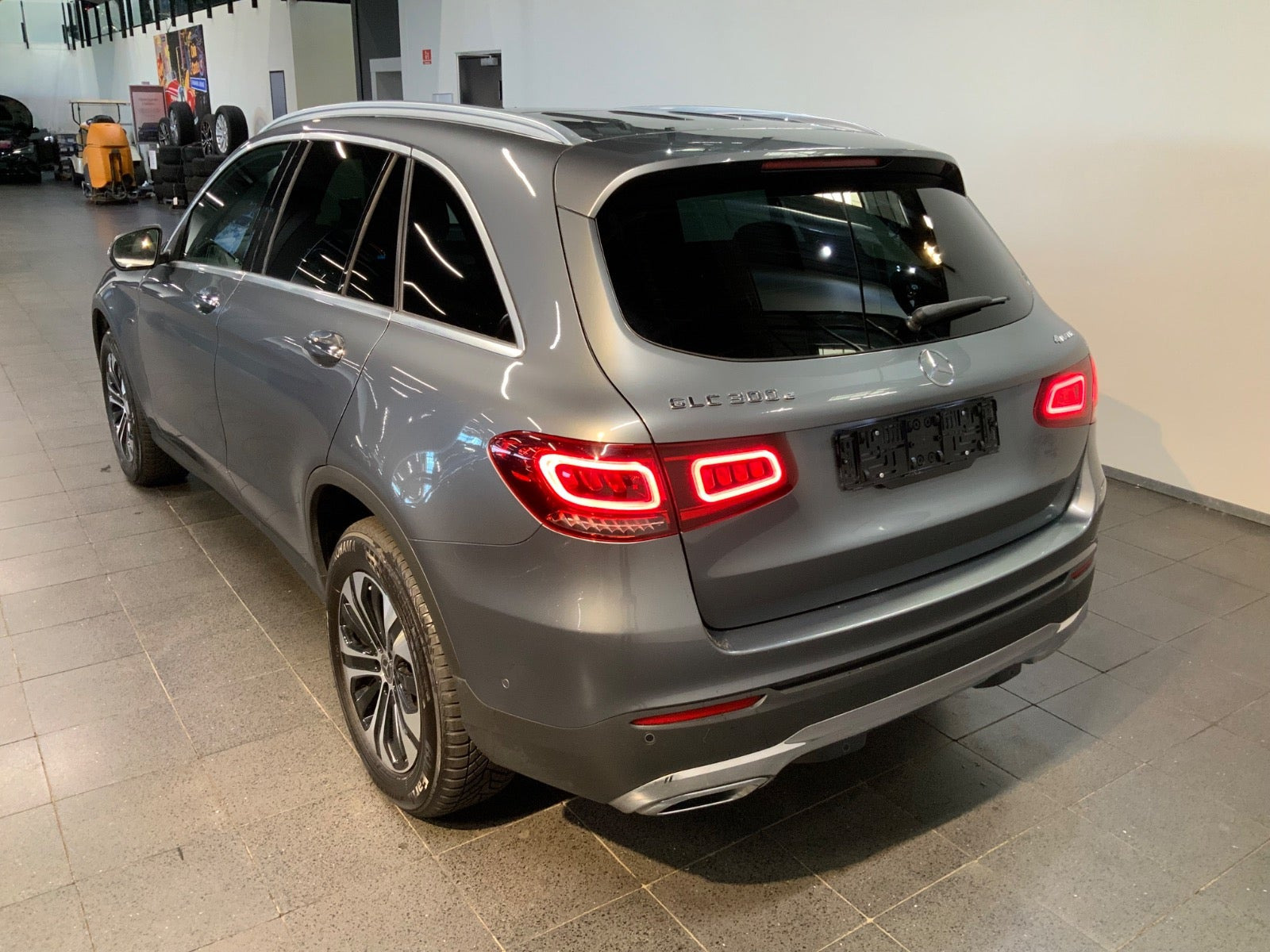 Grå Mercedes GLC300 e fra 2021