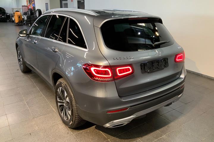Grå Mercedes GLC300 e fra 2021