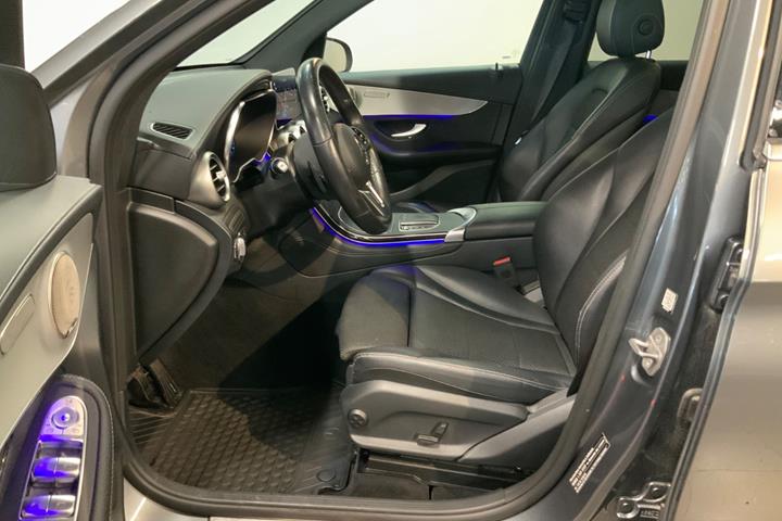 Grå Mercedes GLC300 e fra 2021