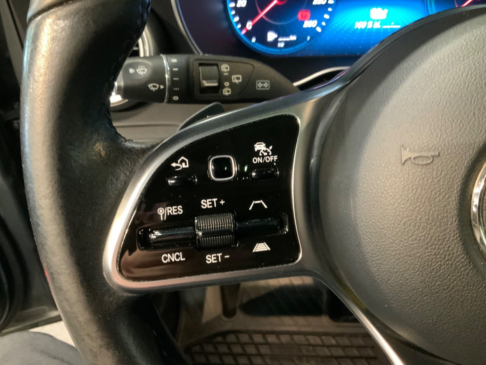 Grå Mercedes GLC300 e fra 2021