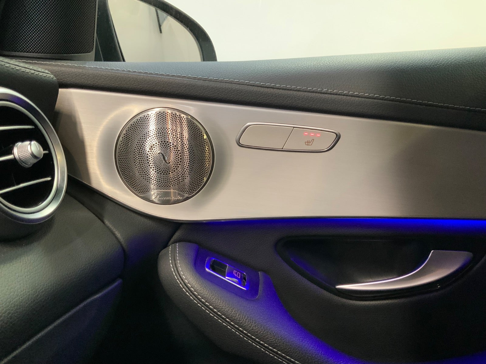 Grå Mercedes GLC300 e fra 2021