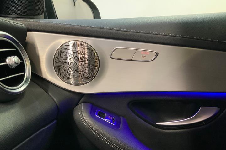 Grå Mercedes GLC300 e fra 2021