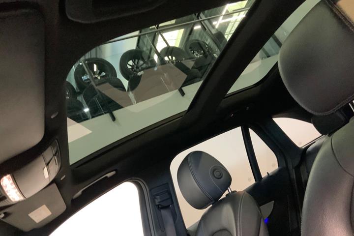 Grå Mercedes GLC300 e fra 2021