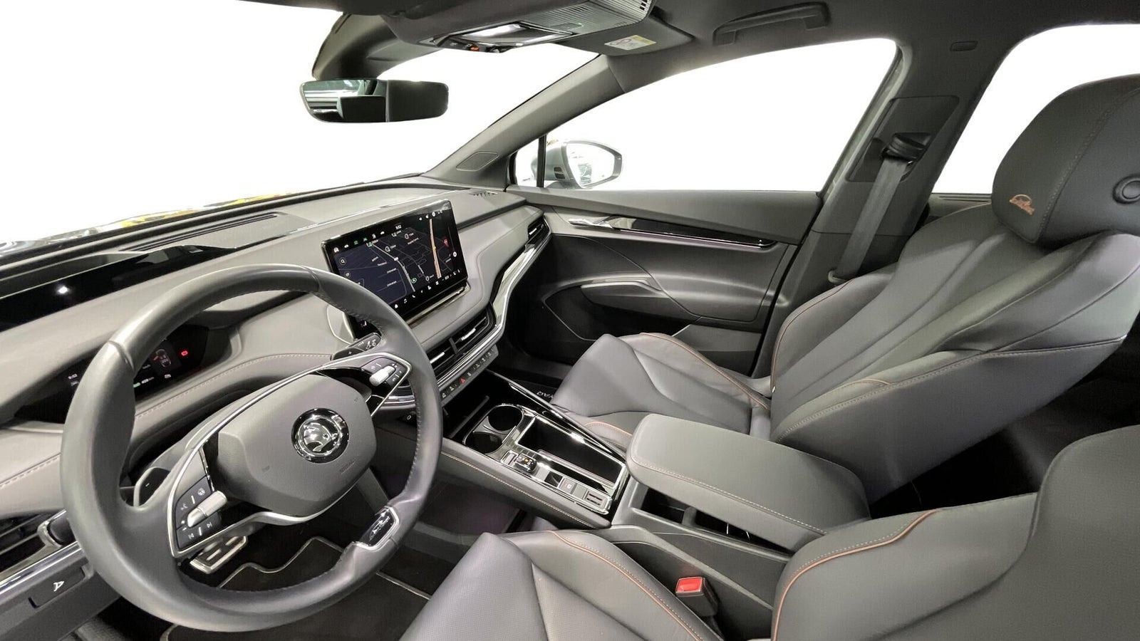 Grå Skoda Enyaq fra 2024