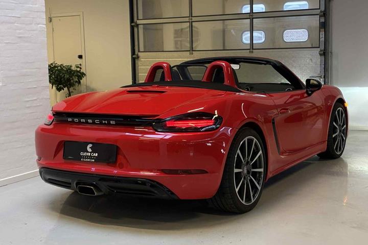 Rød Porsche 718 Boxster fra 2017