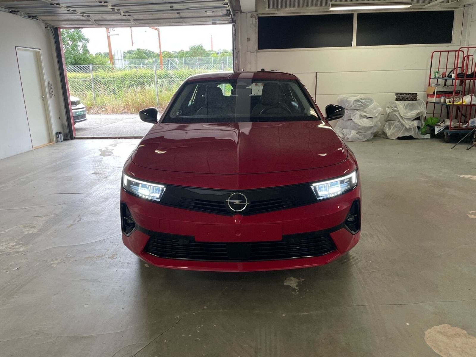 Rød Opel Astra-e fra 2024