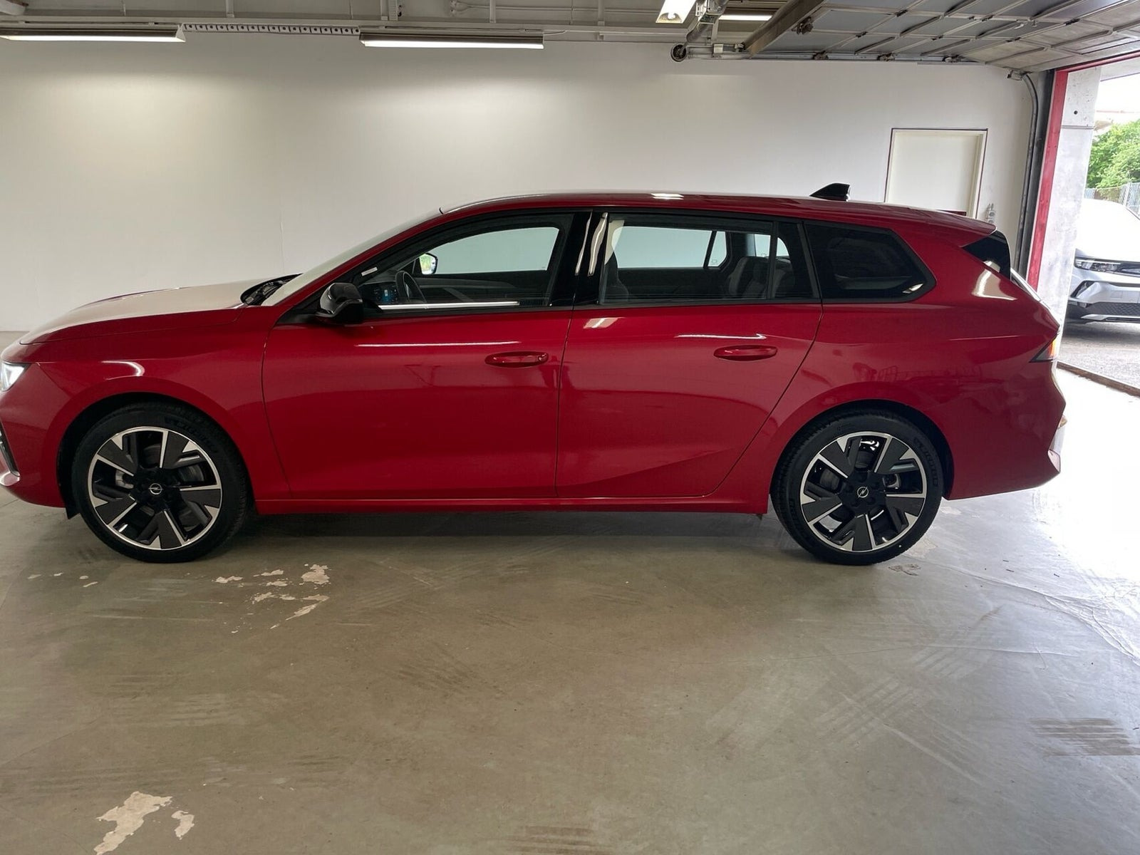 Rød Opel Astra-e fra 2024