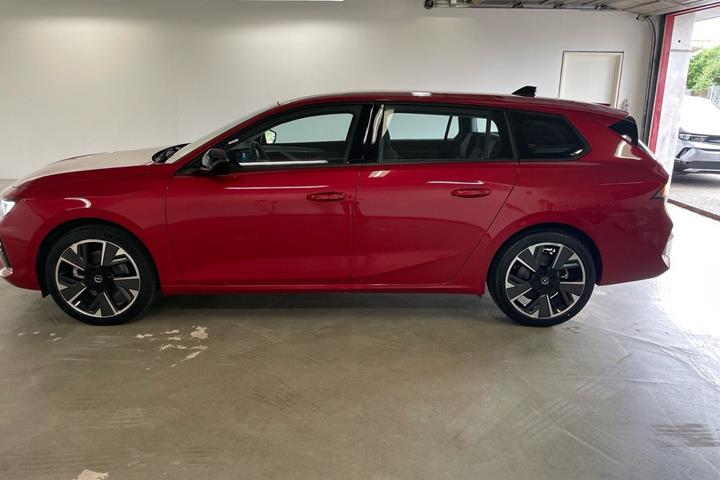 Rød Opel Astra-e fra 2024