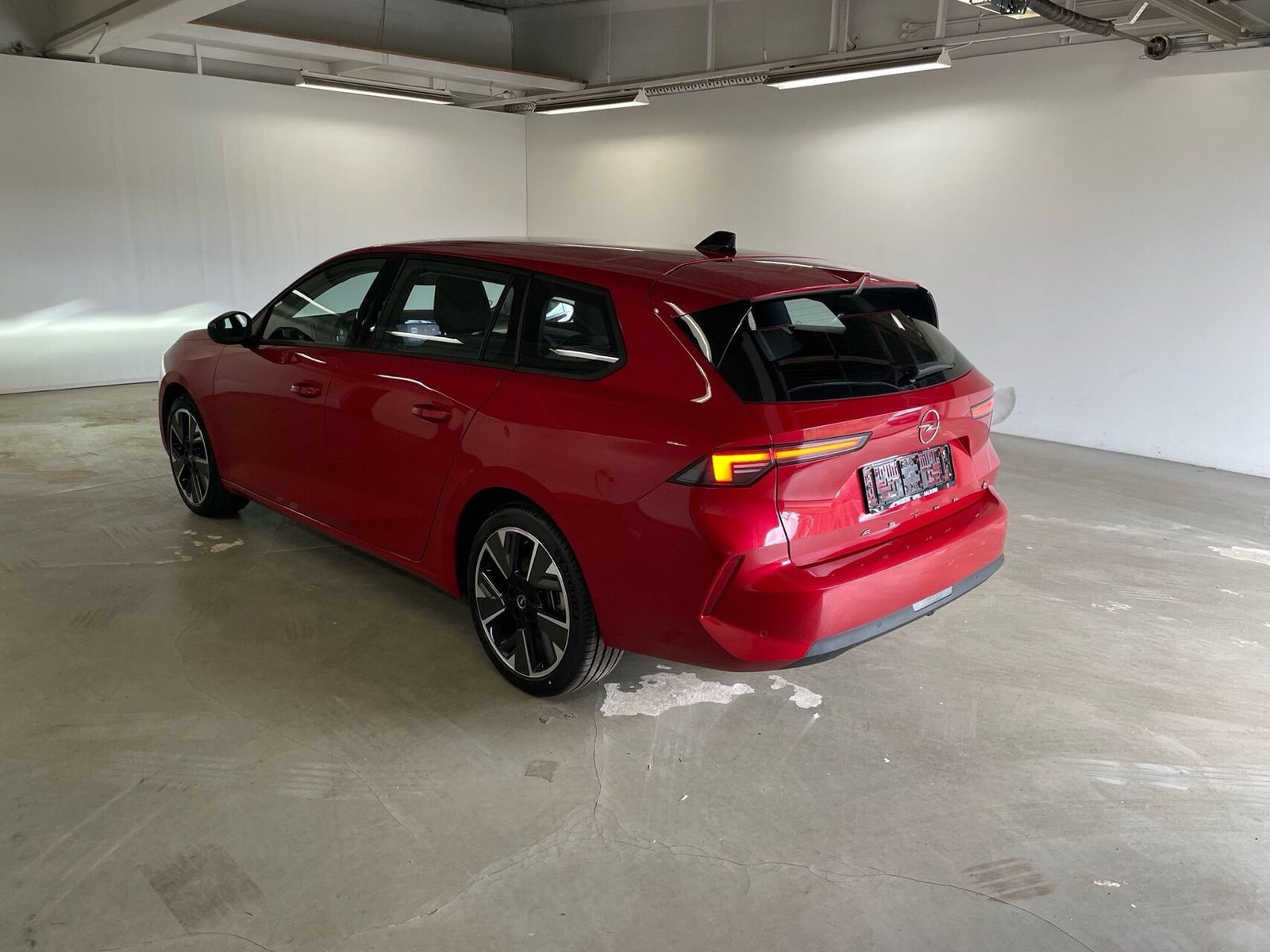 Rød Opel Astra-e fra 2024