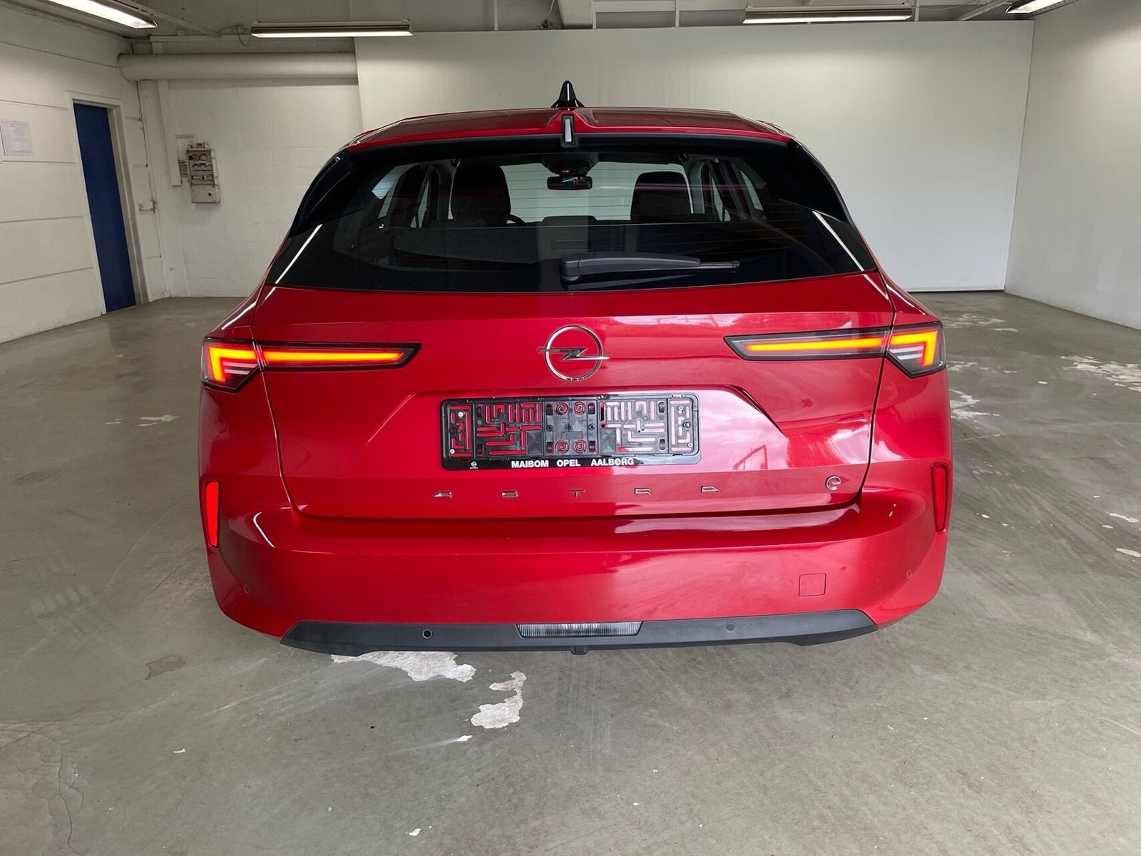 Rød Opel Astra-e fra 2024