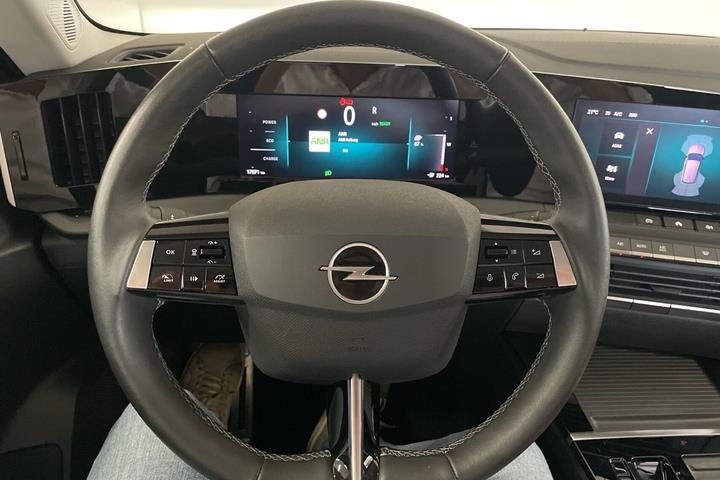 Rød Opel Astra-e fra 2024