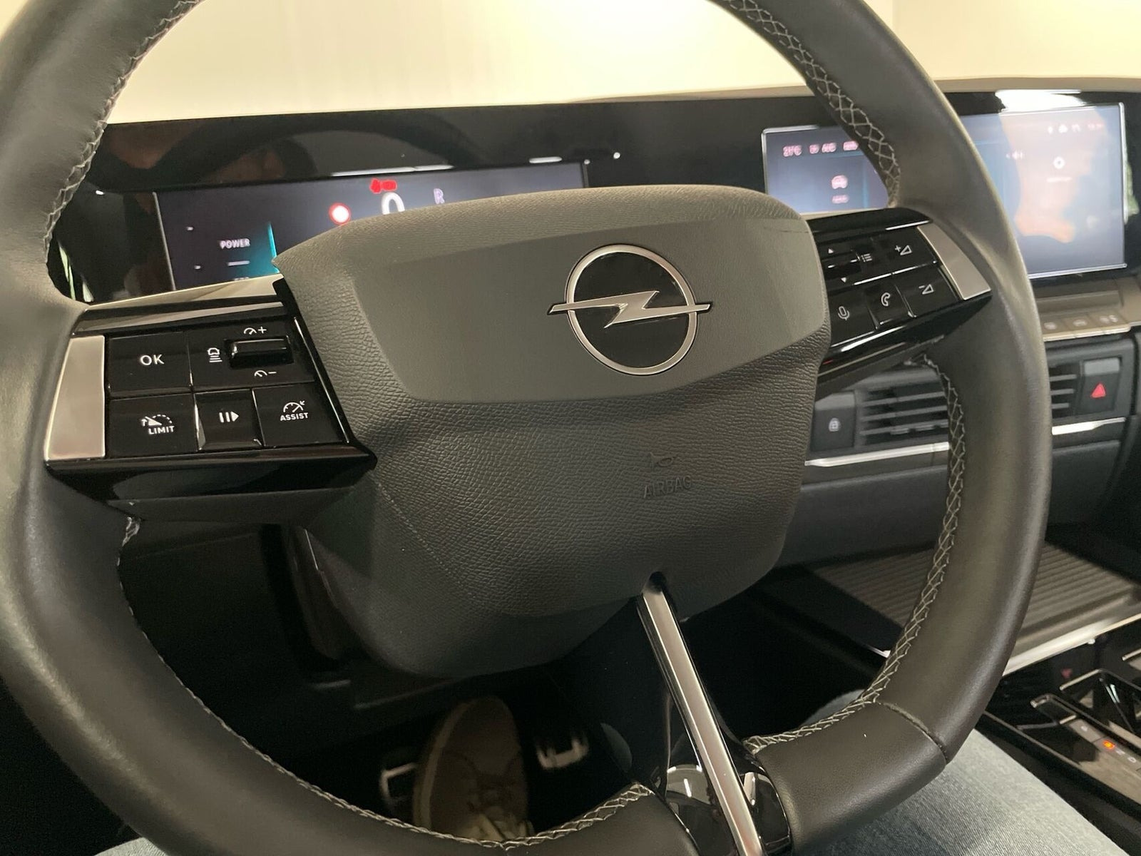 Rød Opel Astra-e fra 2024