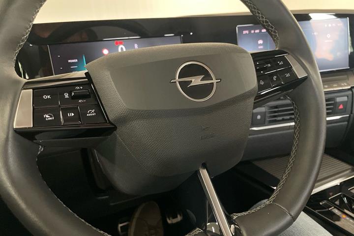 Rød Opel Astra-e fra 2024